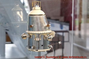 Модель первого искусственного спутника Луны Луна-10 в павильоне Космос на ВДНХ