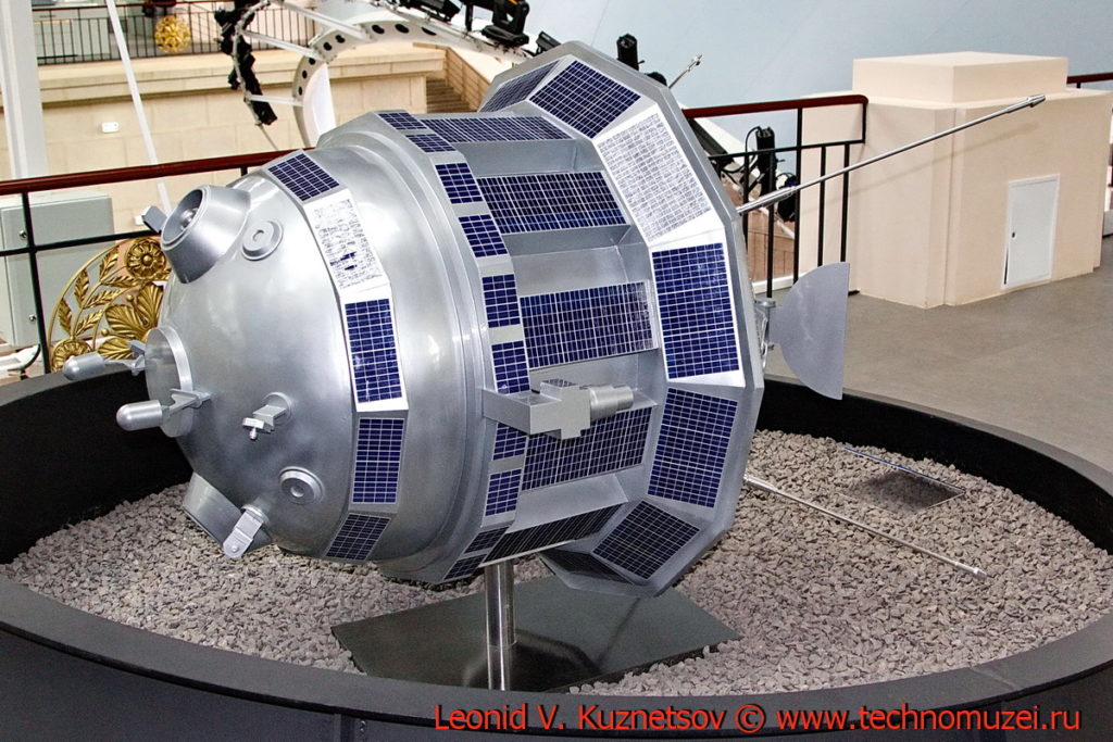 Макет станции Луна-3 в павильоне Космос на ВДНХ