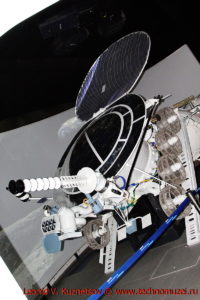 Луноход-2 с посадочным модулем в павильоне Космос на ВДНХ