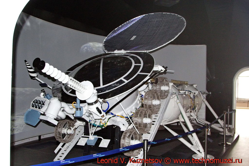 Луноход-2 с посадочным модулем в павильоне Космос на ВДНХ