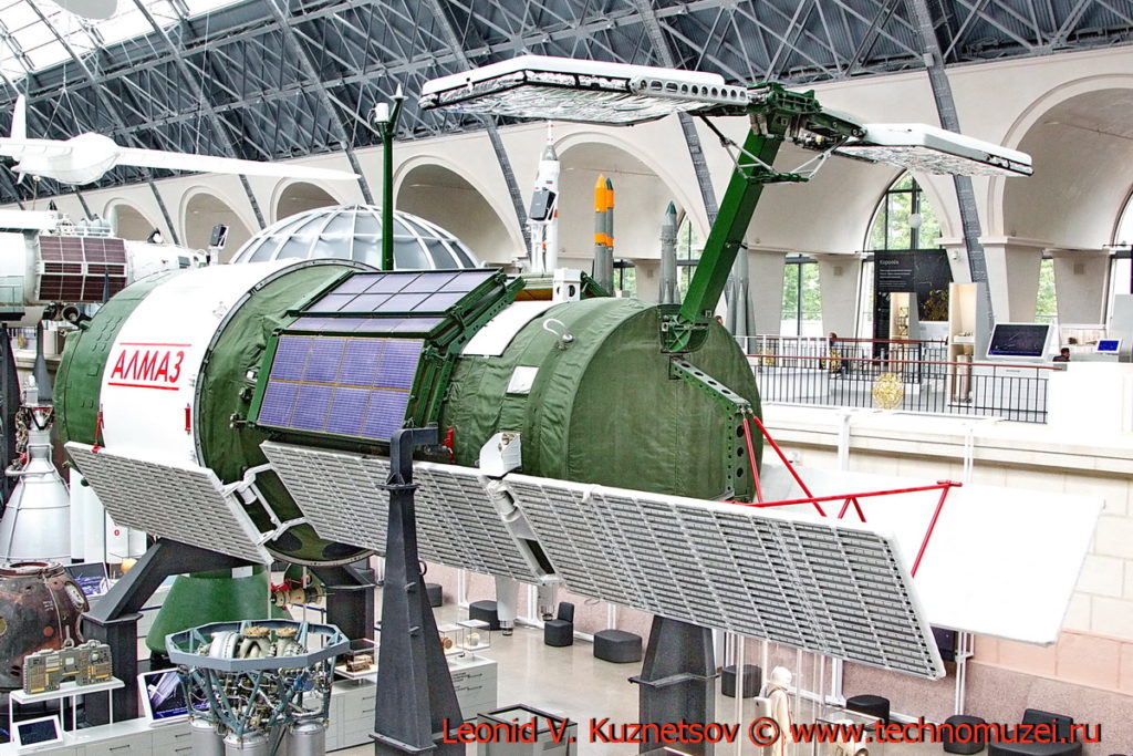 Макет орбитальной станции космической разведки Алмаз-1 в павильоне Космос на ВДНХ