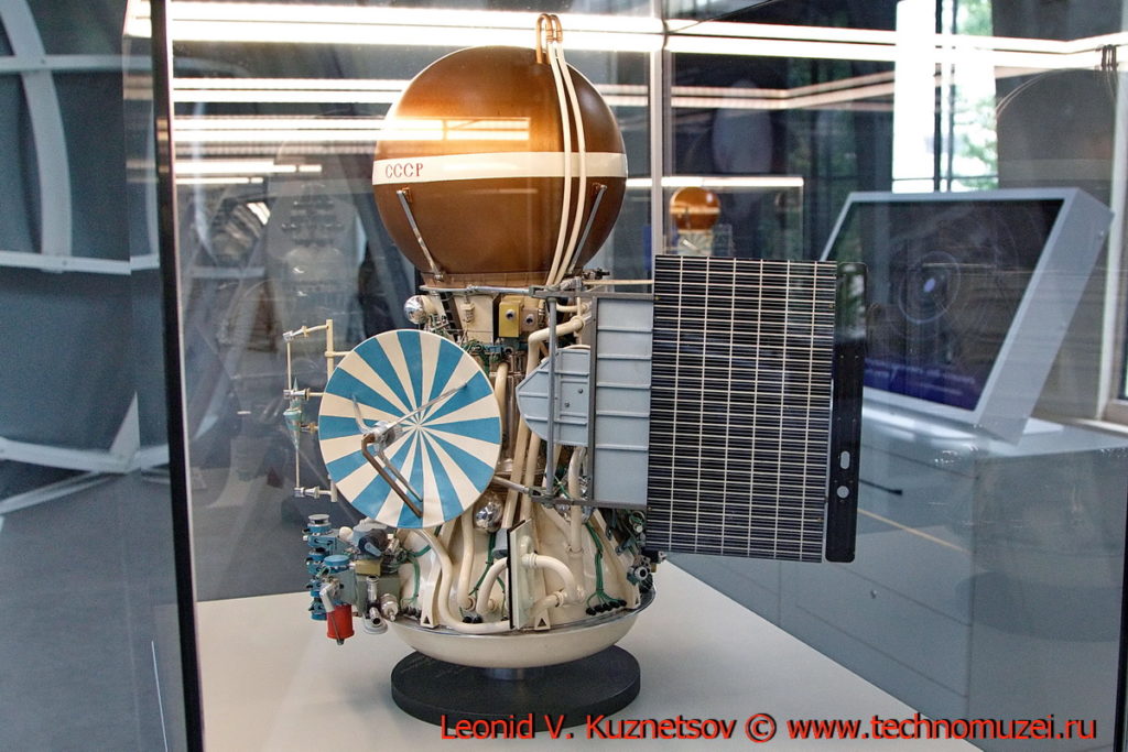 Масштабная модель станции Венера-9 в павильоне Космос на ВДНХ