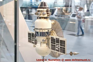 Масштабная модель станции Венера-3МВ-4 в павильоне Космос на ВДНХ