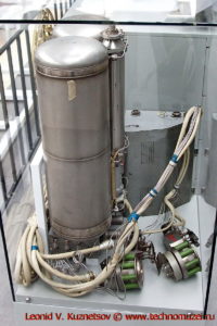 Система коррекции орбиты Метеор-1 из двух электрореактивных плазменных двигателей в павильоне Космос на ВДНХ