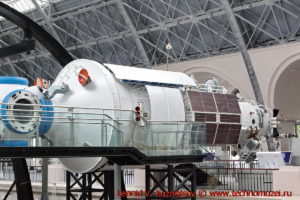 Модуль Квант-2 орбитальной станции Мир в павильоне Космос на ВДНХ