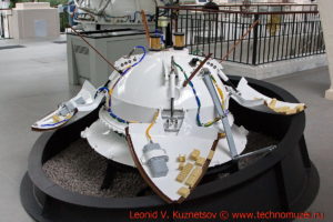 Макет спускаемого модуля станции Марс-3 в павильоне Космос на ВДНХ