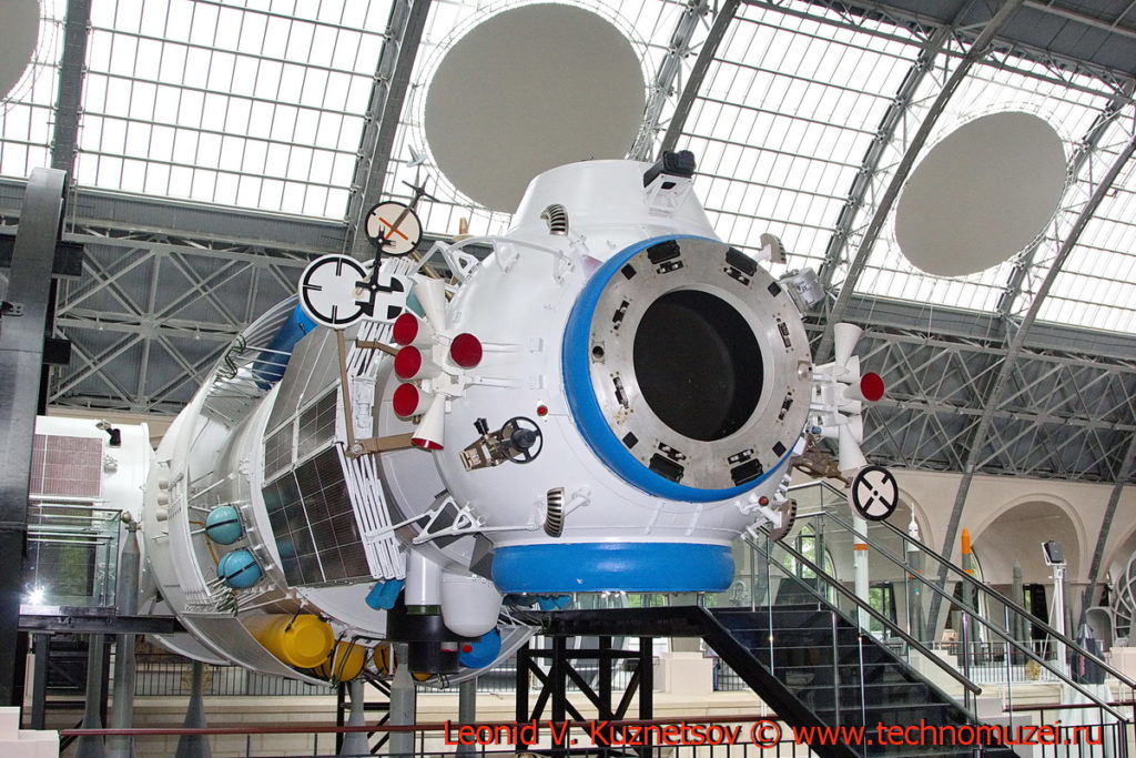Модуль Кристалл орбитальной станции Мир в павильоне Космос на ВДНХ