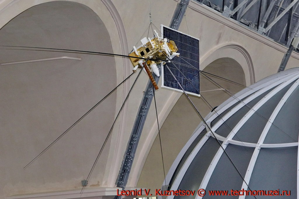 Макет спутника серии Ионосфера для мониторинга геофизической обстановки в павильоне Космос на ВДНХ