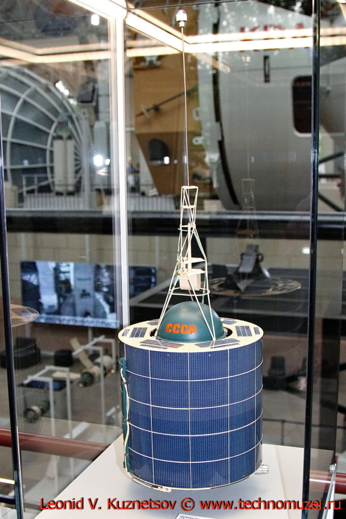 Масштабная модель спутника Космос-381 в павильоне Космос на ВДНХ