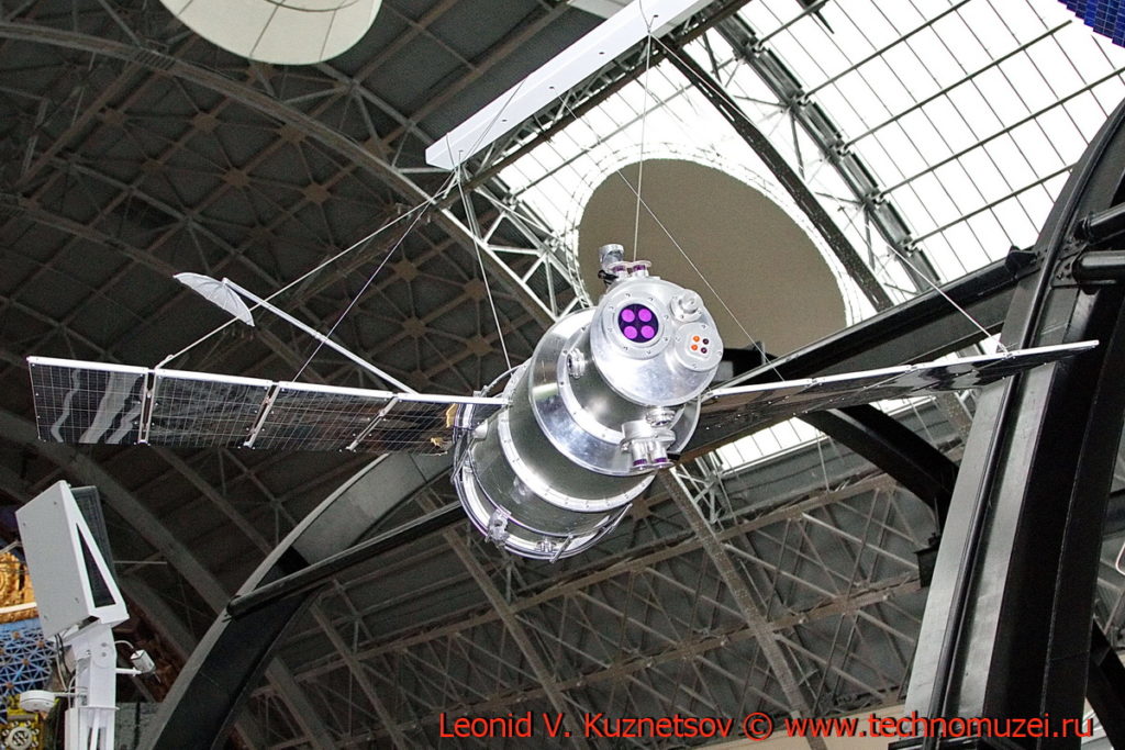 Масштабная модель спутника Метеор-1 в павильоне Космос на ВДНХ