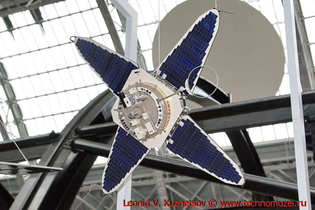 Масштабная модель спутника Прогноз в павильоне Космос на ВДНХ