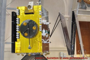 Макет спутника связи Экспресс-АТ1 на платформе Экспресс-1000 в павильоне Космос на ВДНХ