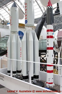 Ракеты-носители УР-500 и Протон-М в павильоне Космос на ВДНХ