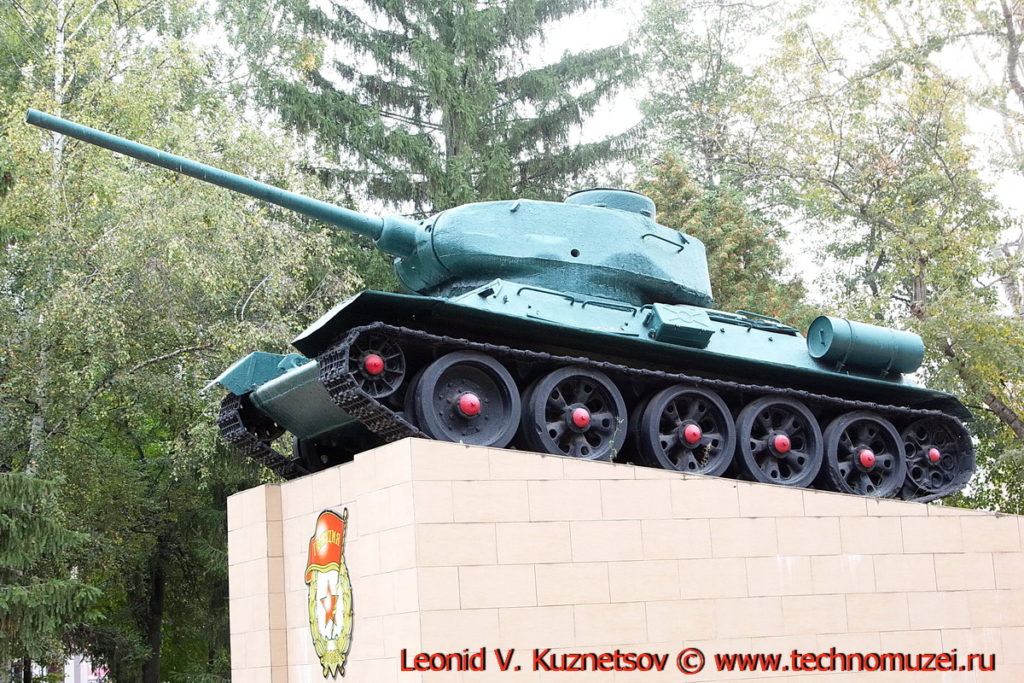 Танк Т-34-85 памятник в сквере танкистов в Мценске