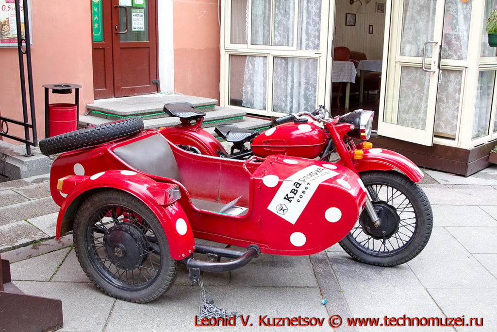Мотоцикл Урал у кафе Квартирка на Васильевском острове в Санкт-Петербурге