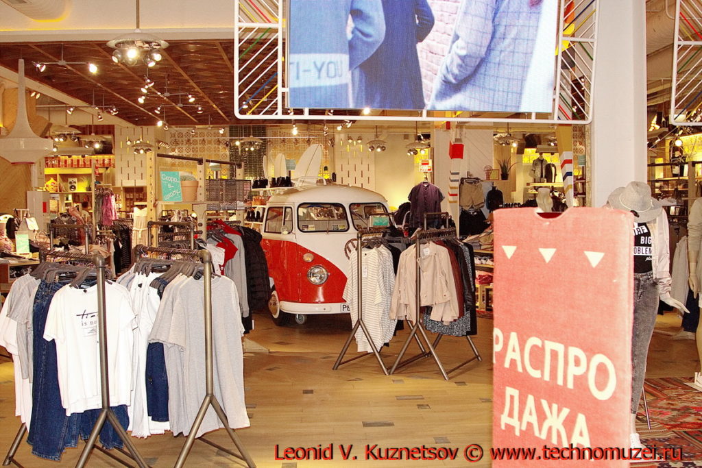 Volkswagen T1 стенд для продажи обуви в ТЦ Вегас на 66 км МКАД в Москве