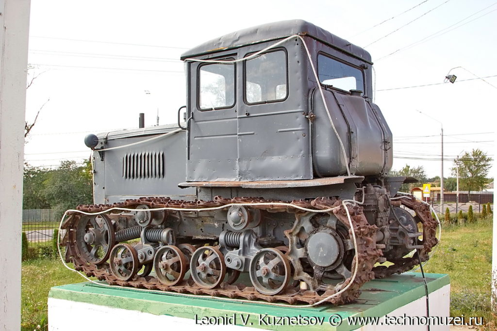 Памятник трактору Т-74 в селе Дедилово Тульской области