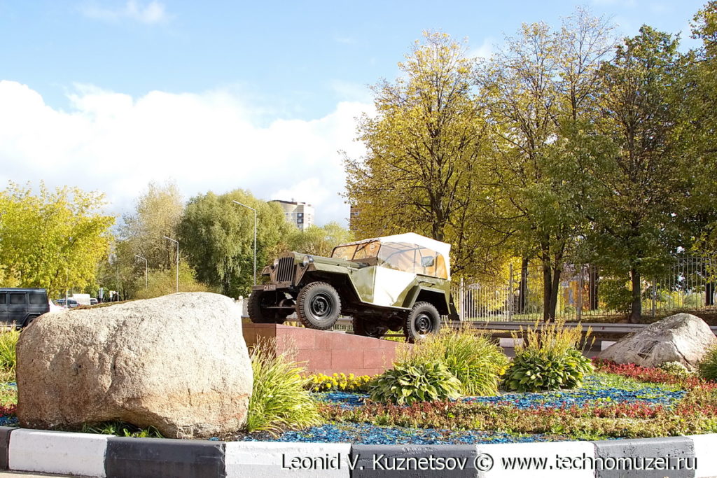Памятник автомобиль ГАЗ-67Б в Совхозе имени Ленина