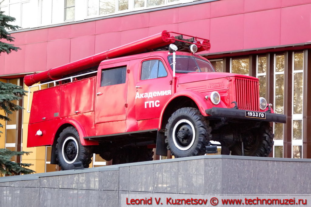 Памятник пожарной автоцистерне ПМГ-19 у Академии МЧС в Москве