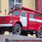 Памятник пожарным автоцистерна ПМГ-19 перед областным управлением МЧС во Владимире