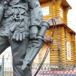 Памятник пожарным и спасателям перед областным управлением МЧС во Владимире