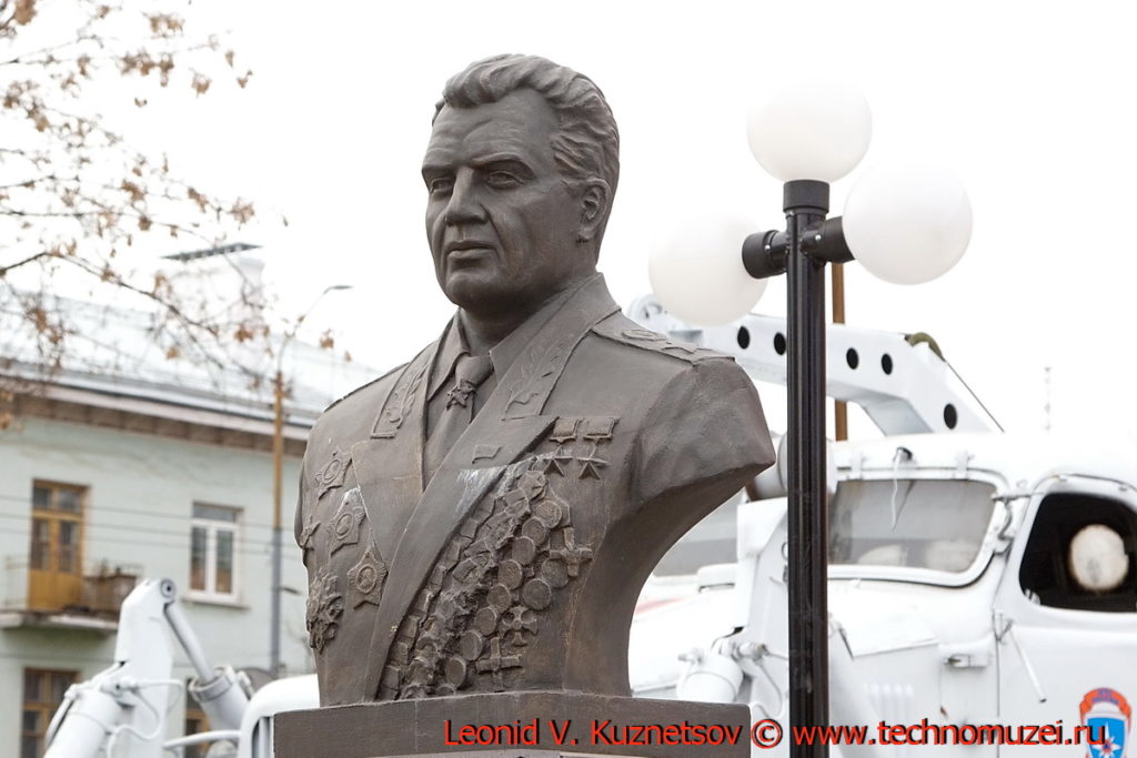 Памятник маршалу Чуйкову перед областным управлением МЧС во Владимире