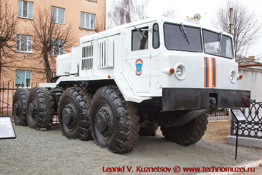 Тягач МАЗ-537 перед областным управлением МЧС во Владимире