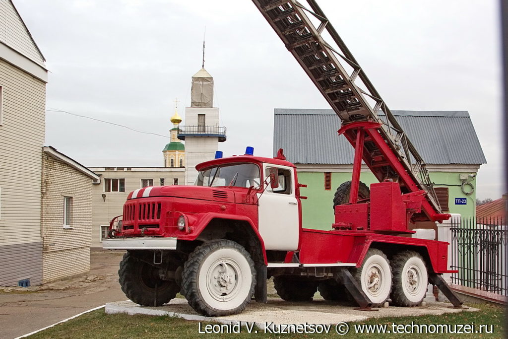 Памятник пожарной автолестнице АЛ-30 во Владимире