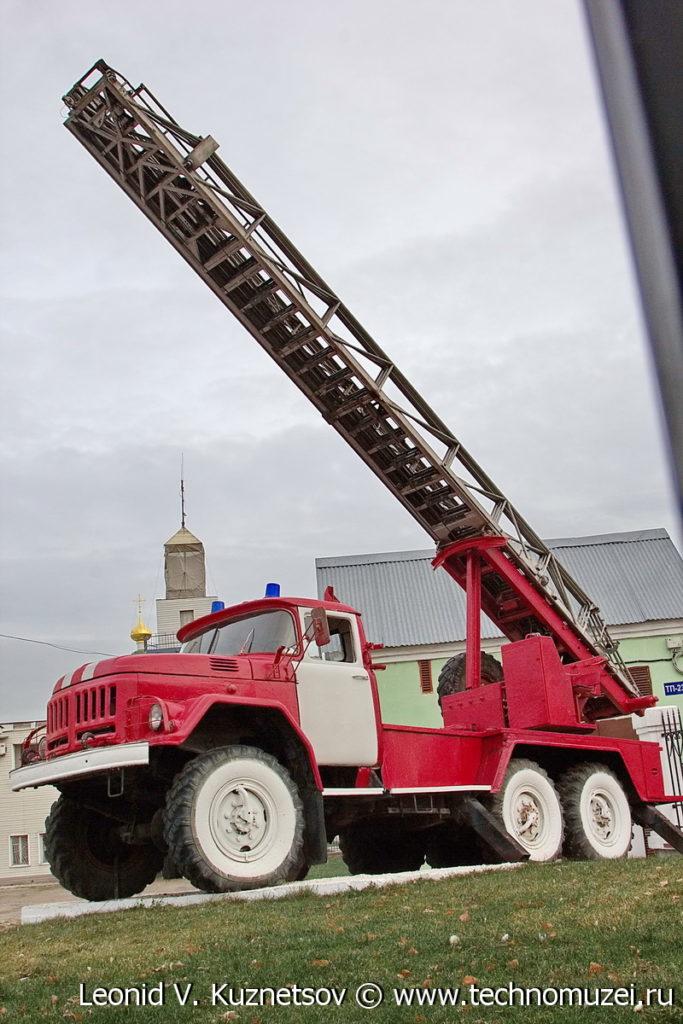 Памятник пожарной автолестнице АЛ-30 во Владимире