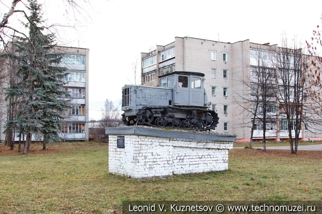 Памятник трактор ДТ-54 в Галиче