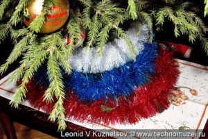 Новогодняя мишура в цветах российского флага