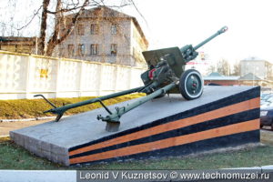 Памятник пушке ЗиС-3 в Костроме