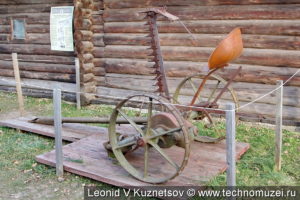 Конная косилка К-1001 Люберецкого завода в этнографическом музее Костромская слобода