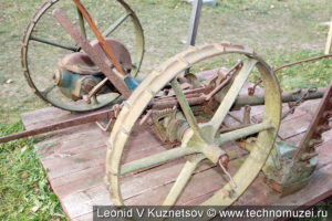 Конная косилка К-1001 Люберецкого завода в этнографическом музее Костромская слобода