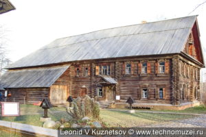 Дом крестьянина-лесопромышленника Липатова в этнографическом музее Костромская слобода