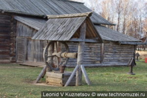 Колодец с колесом-воротом в этнографическом музее Костромская слобода
