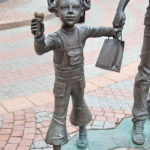 Скульптура Семья в Орловском ГРИНН Центре