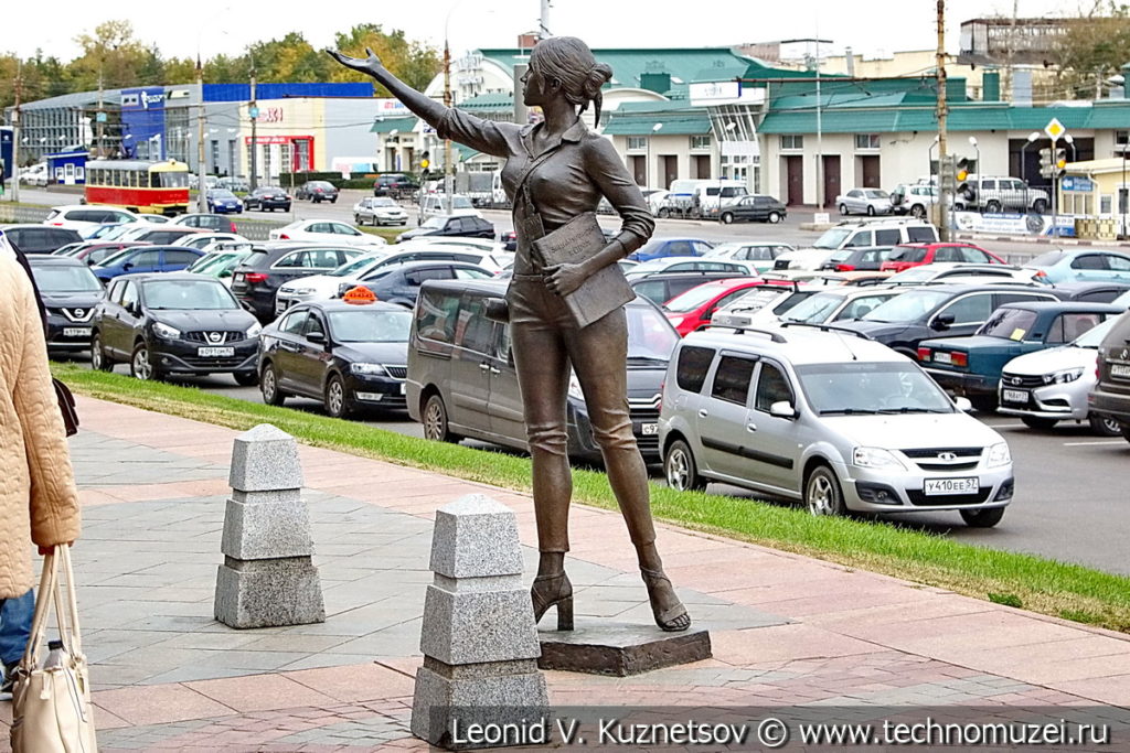 Скульптура Девушка-гид в Орловском ГРИНН Центре