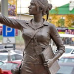 Скульптура Девушка-гид в Орловском ГРИНН Центре
