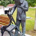 Скульптура Афанасия Фета в Литературном сквере у Орловского ГРИНН Центра