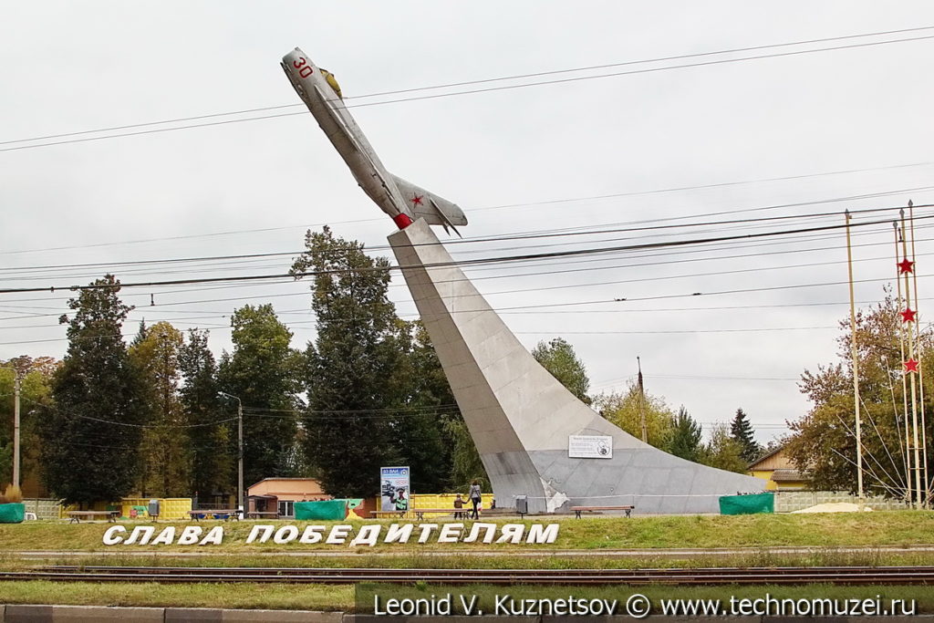 Памятник МиГ-17 в Орле