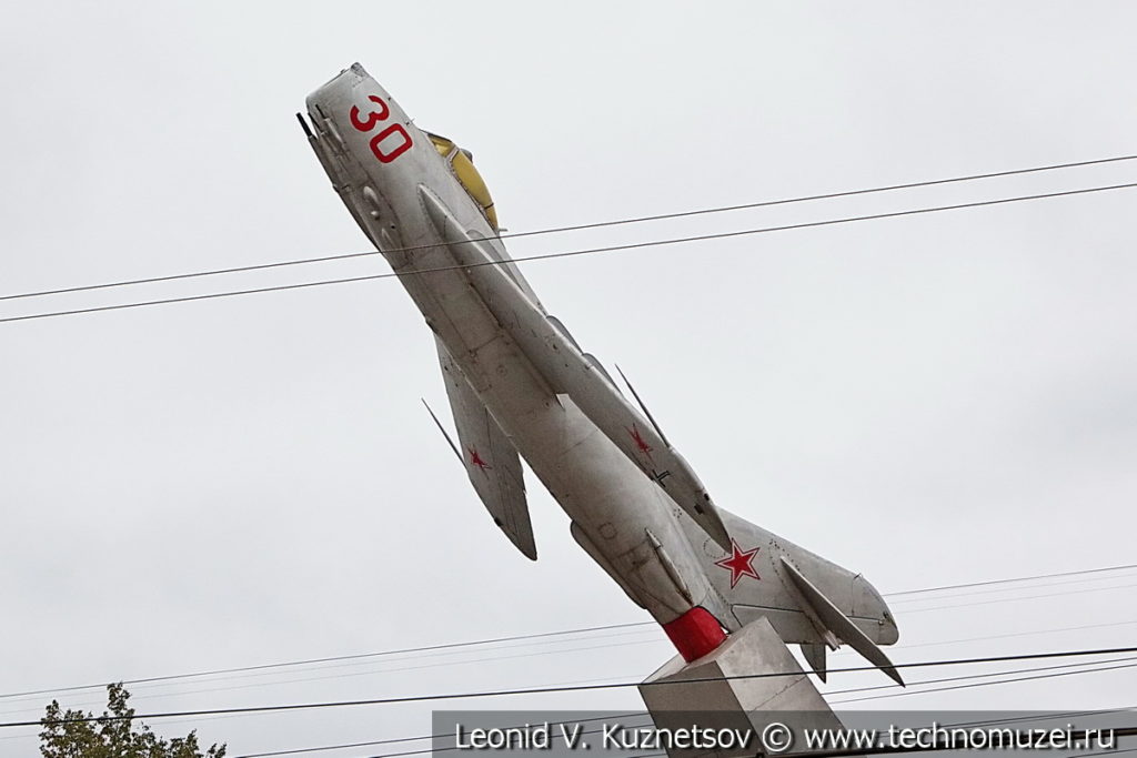 Памятник МиГ-17 в Орле