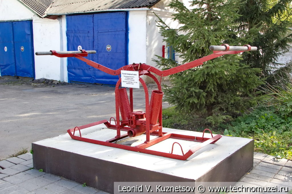 Памятник ручному пожарному насосу в Хомутово Орловской области