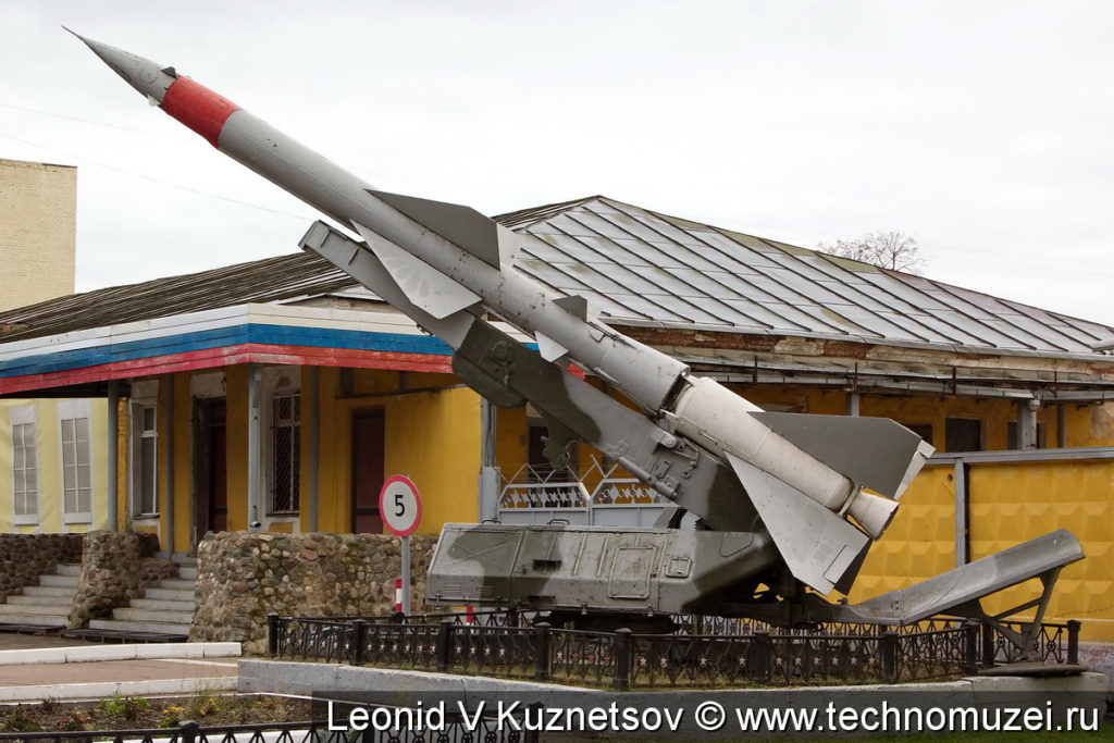 Зенитная ракета на пусковой установке СМ-90 комплекса С-75М Волхов у Ярославского училища ПВО