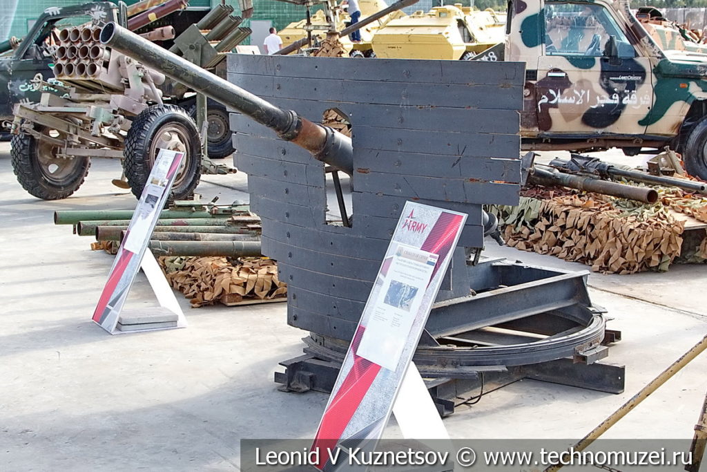 73-мм орудие 2А28 Гром на станке кругового обстрела на выставке сирийских трофеев в парке Патриот