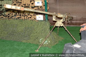 Противотанковое ружье на треноге на выставке сирийских трофеев в парке Патриот