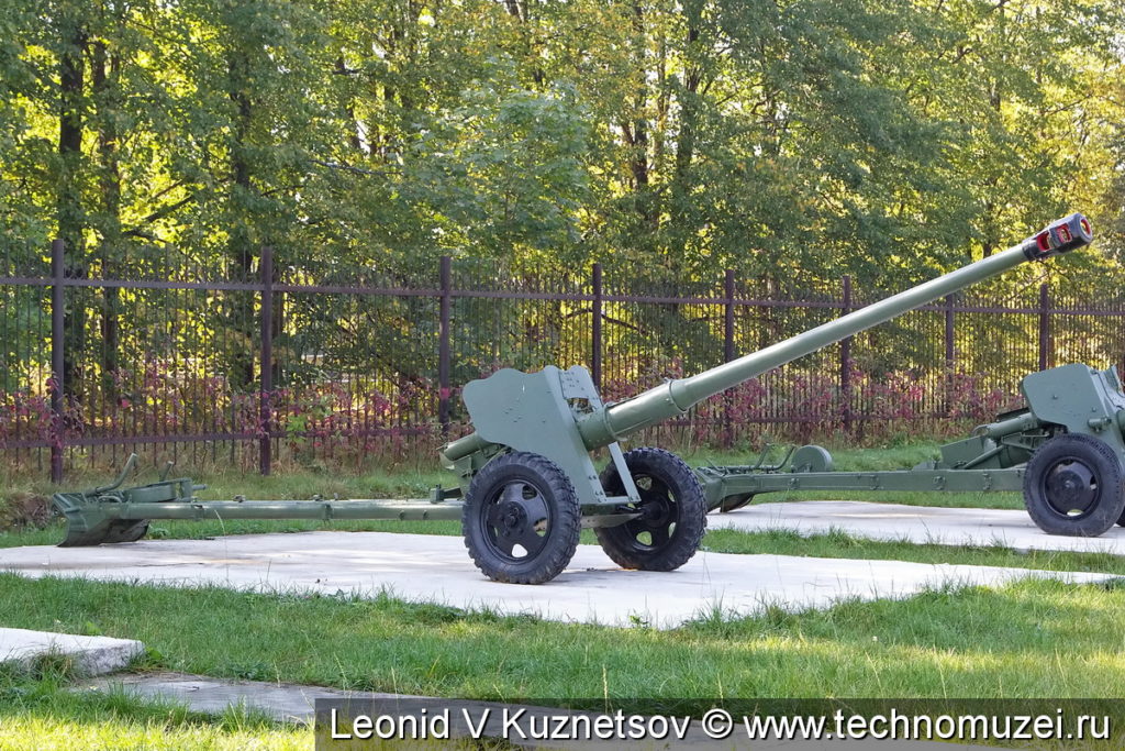 Пушка Д-44 в Ленино-Снегиревском военно-историческом музее