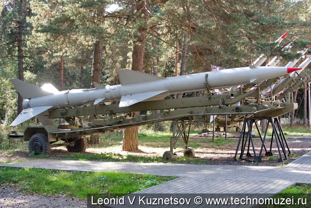 Ракета зенитного комплекса С-75 на транспортном прицепе ПМ-11 в Ленино-Снегиревском военно-историческом музее