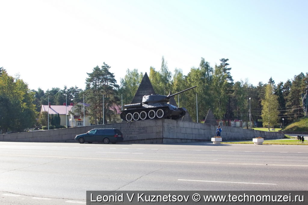 Памятник "Танк и надолбы" в Ленино-Снегиревском военно-историческом музее