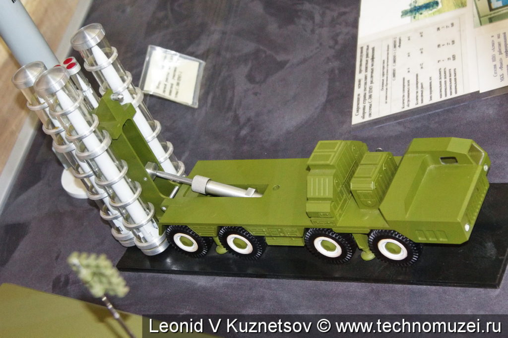 Модели установок и ракет комплекса С-300 в музее войск ПВО в Балашихе